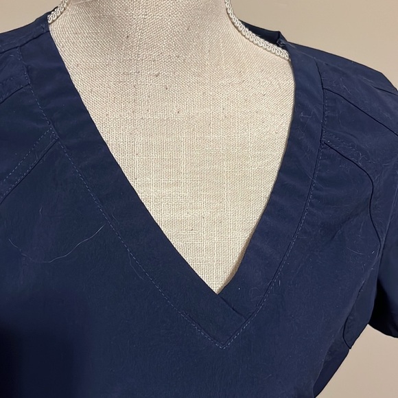 Activate navy scrub top, size medium - Picture 2 of 8